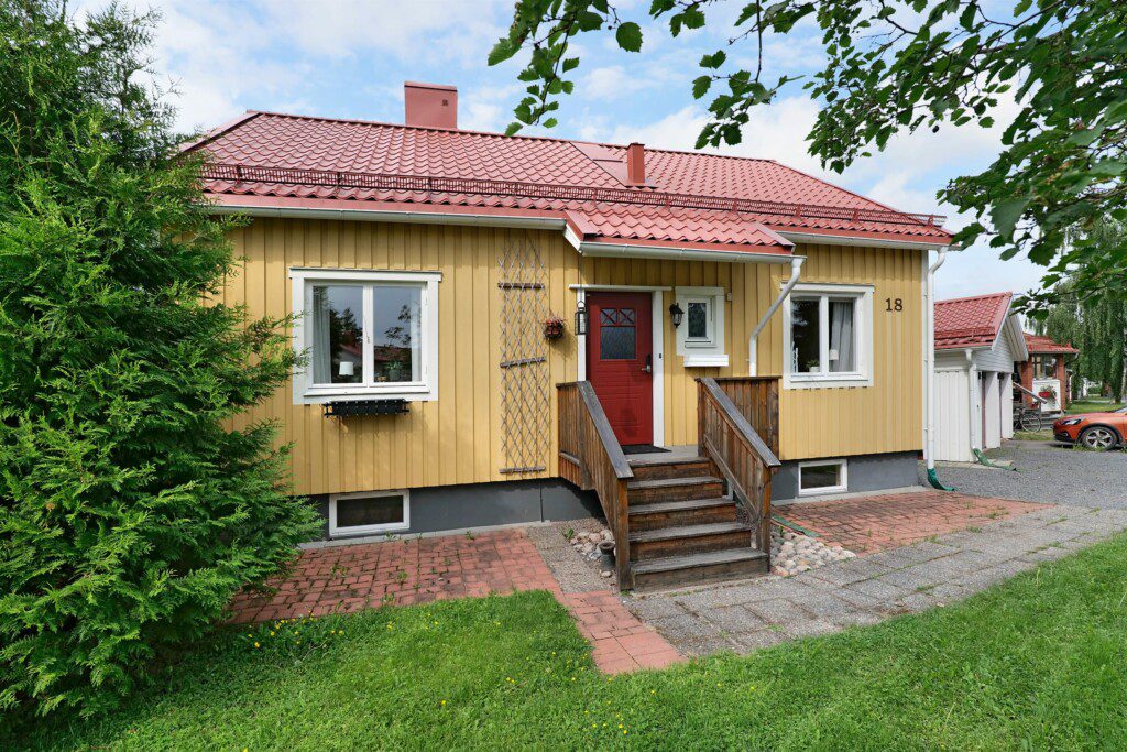 Charming yellow cottage perfect for a cozy getaway in the countryside - book now!