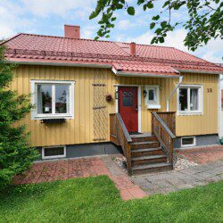 Charming yellow cottage perfect for a cozy getaway in the countryside - book now!