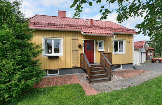 Charming yellow cottage perfect for a cozy getaway in the countryside - book now!