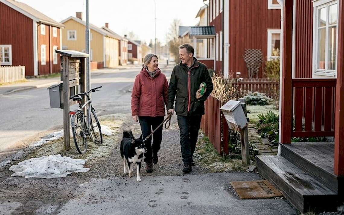 Couple walking in Norrbotten housing neighborhood
