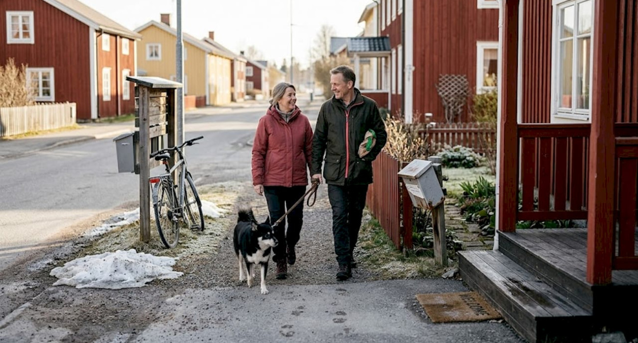 Couple walking in Norrbotten housing neighborhood